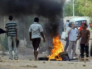 إطلاق الغاز المسيل للدموع على حشود تطالب بإسقاط النظام بالسودان