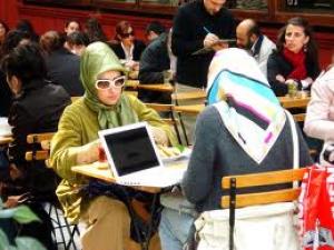 Anulan la prohibición de llevar el hiyab en las administraciones turcas