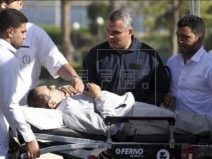 Mubarak es trasladado al hospital de la prisión cairota de Tora