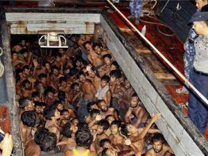 Malasia e Indonesia acogerán a los Rohingya embarcados de manera temporal