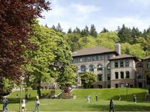 US Muslims Share Islam with Campus